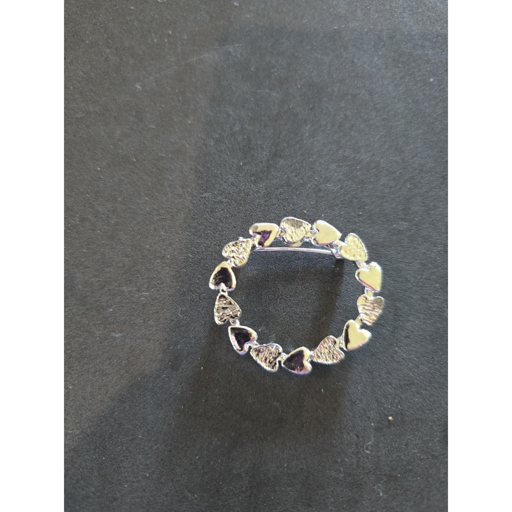 Vintage Gerrys Silver Tone Heart Wreath Round Pin Brooch